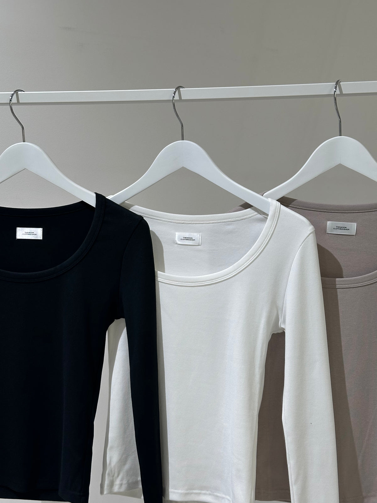 UネックロングスリーブTシャツ