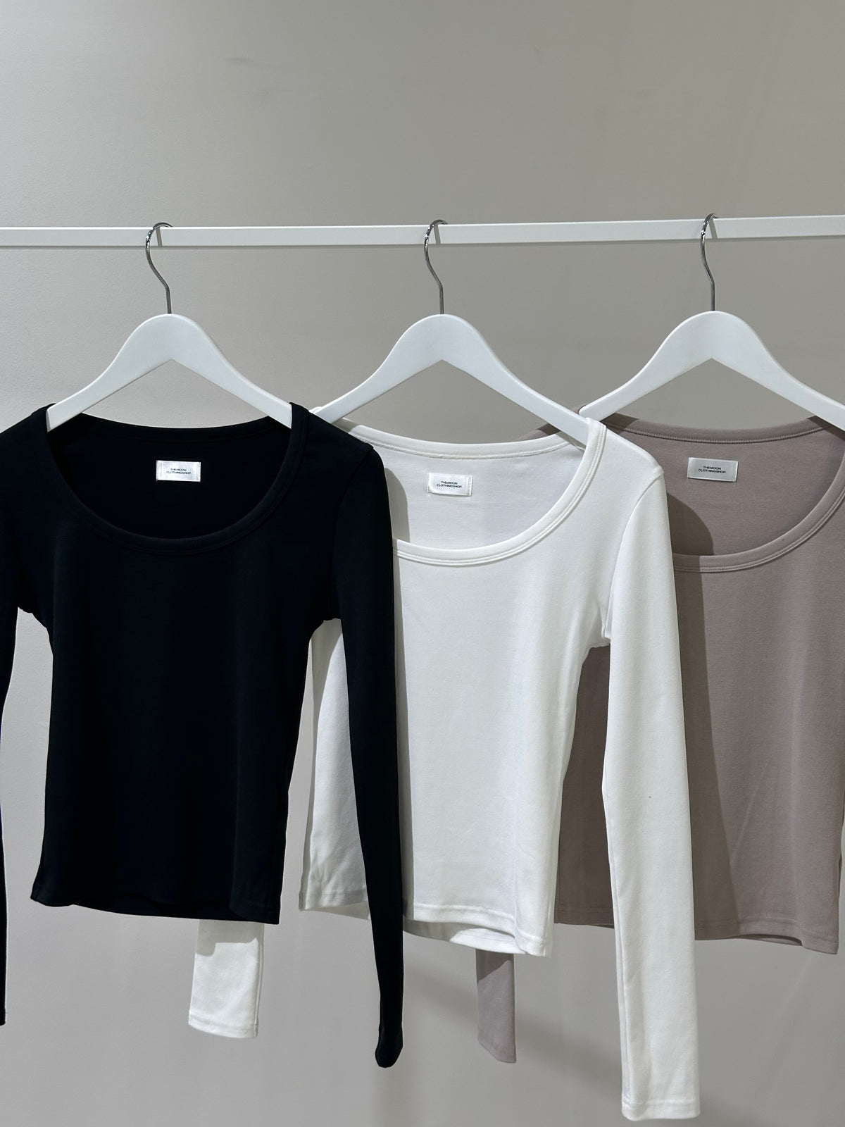 UネックロングスリーブTシャツ